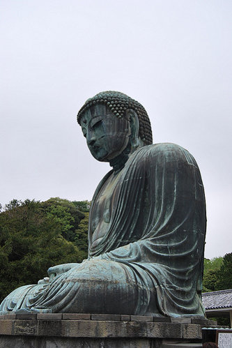El Gran Buda de Kamakura de perfil