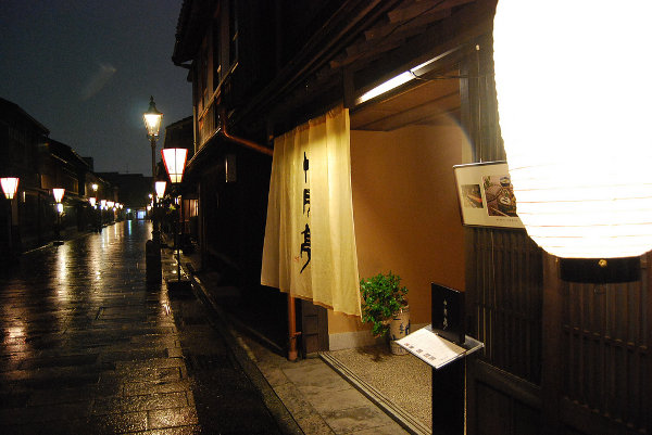 El Higashi Chaya-Gai de noche