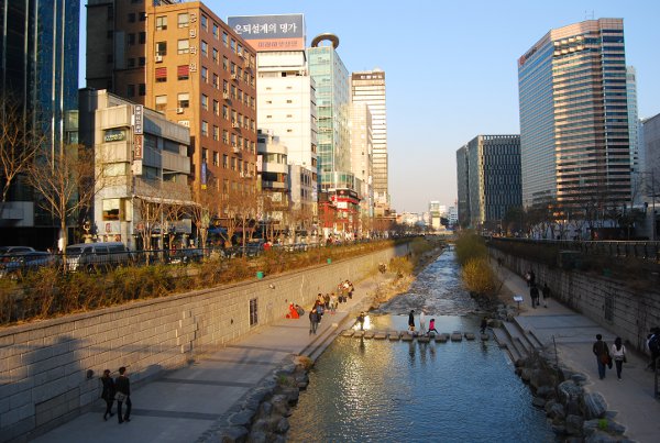 El arroyo Cheonggyecheon de Seúl