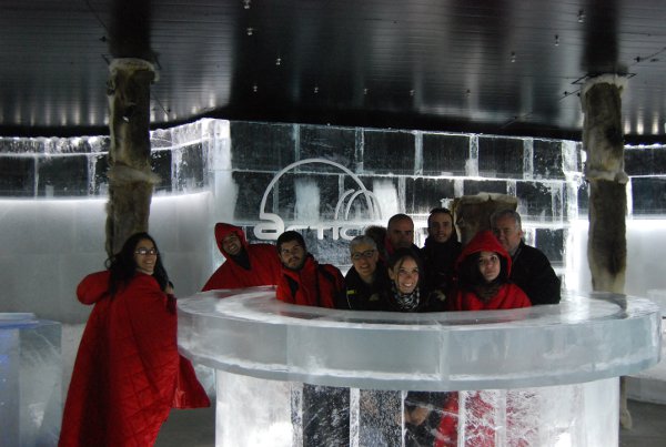 El equipo del #iBlogNoruega en el Artico Ice Bar de Laponia Noruega