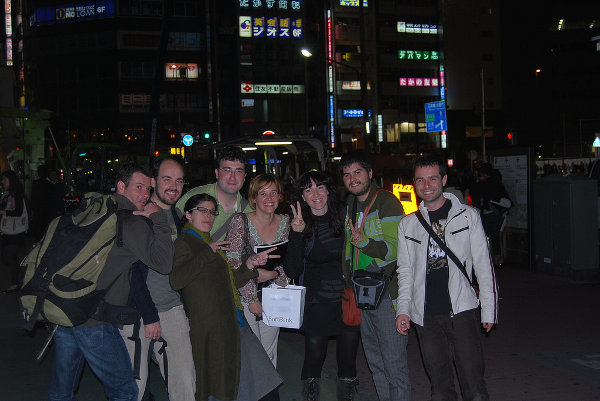 El equipo tras salir del Watami de Gotanda en Tokio