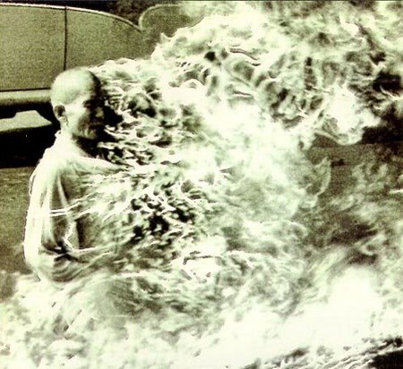 El monje Thich Quang Duc quemándose a lo bonzo