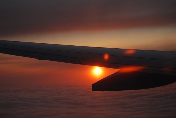El sol de medianoche desde el vuelo a Tromsø