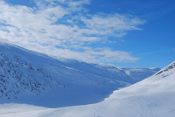 El valle Tjäktjavagge desde el paso Tjäktja en Laponia Sueca