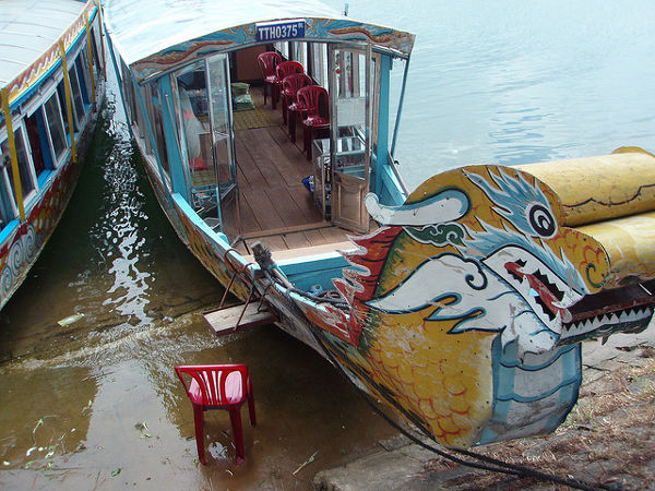 Embarcación típica del río Perfume en Hué