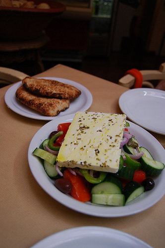 Ensalada griega y pan de pita