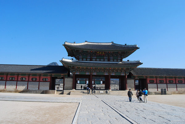 Entrando al Palacio Gyeongbokgung de Seúl
