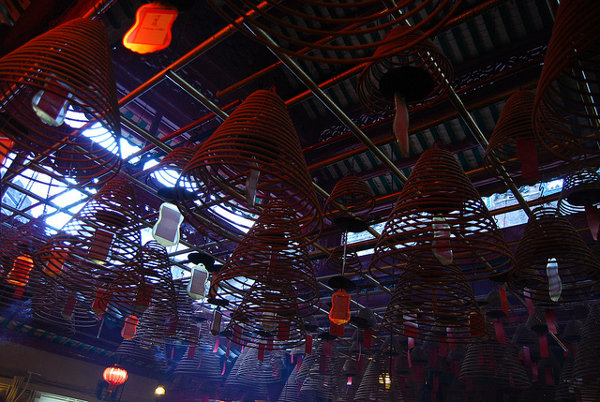 Espirales de incienso colgadas del techo del Man Mo Temple