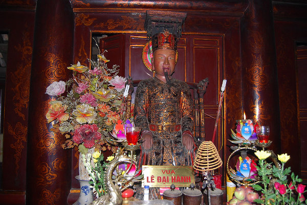 Estatua de Le Dai Hanh en Hoa Lu