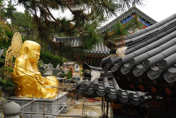 Estatua de buda en el Templo Haedong Yonggungsa de Busan