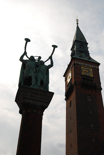 Estatua de dos vikingos en Rådhuspladsen