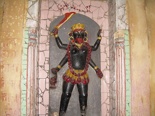 estatua de la diosa hindú kali en varanasi