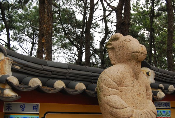 Estatua de los signos zodiacales en el Templo Haedong Yonggungsa de Busan