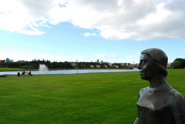 Estatua en el lago Tjörn de Reikiavik