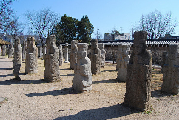 Estatuas de piedra en el Museo Folclórico Nacional de Corea