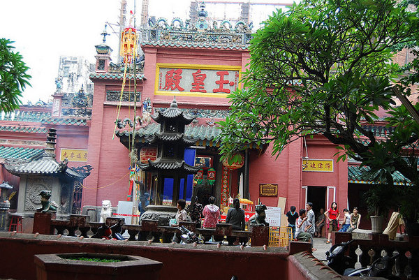 Fachada principal de la Pagoda del Emperador de Jade