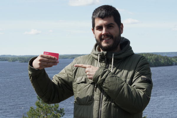 Foto de Pau con la tarjeta Bnext en Finlandia