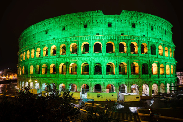 Foto de San Patricio, Coliseo de Roma verde