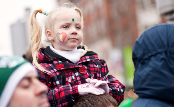 Foto de San Patricio en Irlanda, niña en el desfile en Dublín