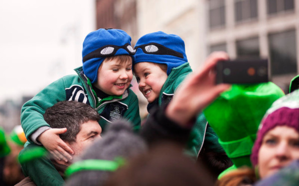 Foto de San Patricio en Irlanda, niños en el desfile en Dublín