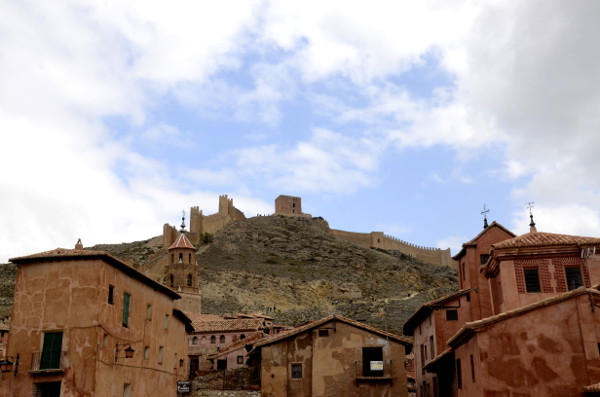 Albarracin en Teruel, muralla desde el pueblo