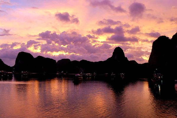 Fotos Bahía de Ha Long en Vietnam, de color lila
