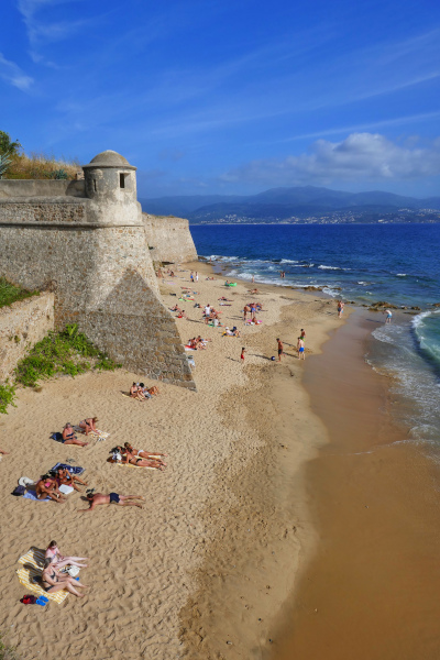 Fotos de Ajaccio en Corcega, playa ante las murallas