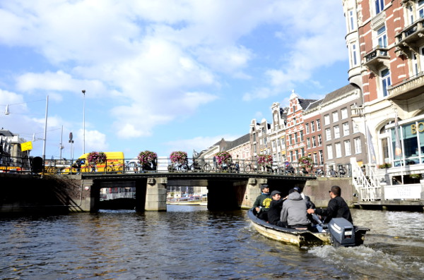 Fotos de Amsterdam, barca navegando en el canal
