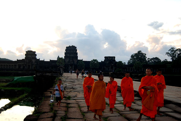 fotos de angkor, monjes budistas en angkor wat