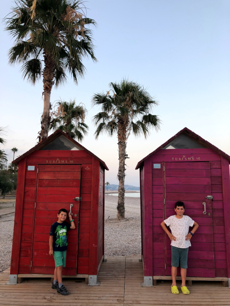 Fotos de Benicasim, Teo y Oriol en la playa y casas de colores