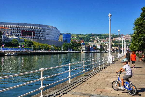 Fotos de Bilbao, Teo en bicicleta y el nuevo San Mamés