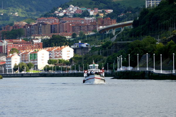 Fotos de Bilbao, barca en la ria