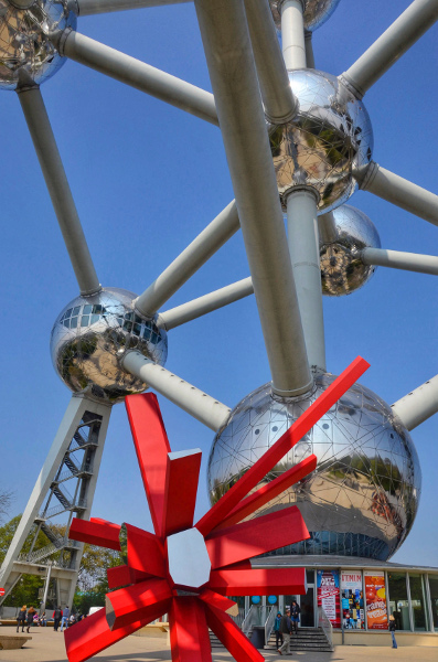 Fotos de Bruselas, Atomium con lazos rojos