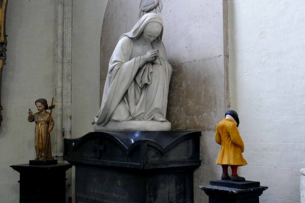 fotos de bruselas, estatua virgen en la chepelle