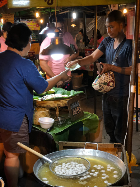 Fotos de Chiang Mai en Tailandia, puesto callejero mercado nocturno