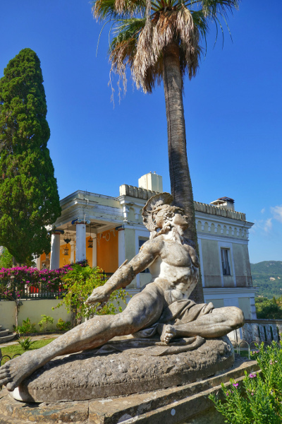 Fotos de Corfu en Grecia, Palacio Achilleion estatua de Aquiles vertical