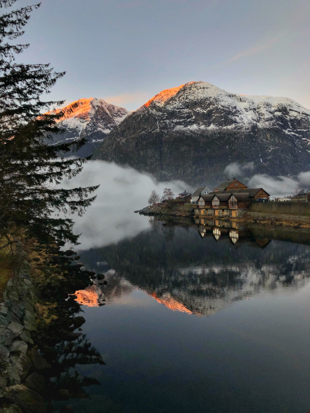 Fotos de Eidfjord en Noruega, atardecer y casitas de colores
