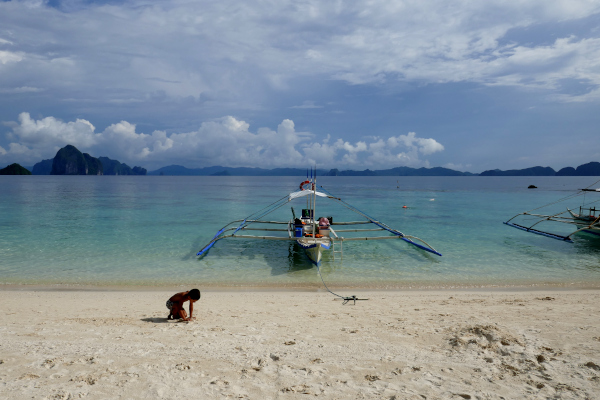 fotos de el nido en filipinas, oriol jugando en la playa