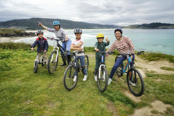 Fotos de Ferrol en Galicia, Juanito, Mari Chus, Teo, Oriol y Vero en bicicleta