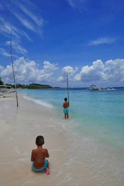 fotos de filipinas, teo y oriol en una playa de el nido