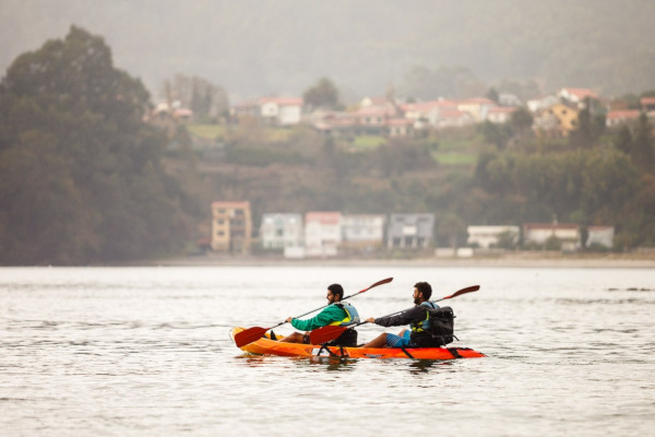Fotos de Galicia, Pau y Carlos en kayak por una ria de Ferrolterra