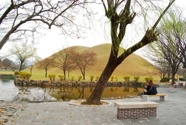 Fotos de Gyeongju, estanque del parque de los túmulos