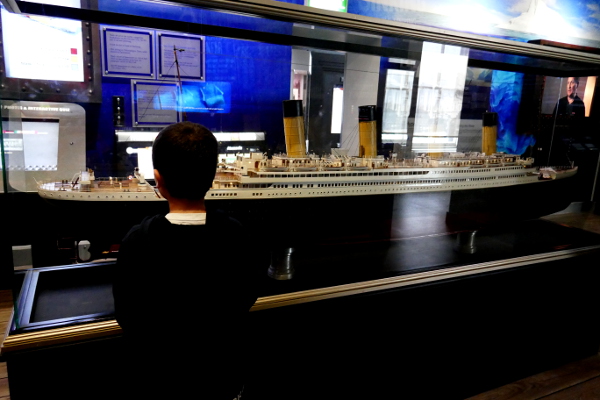 Fotos de Irlanda, Teo y el barco en el Titanic Experience Cobh