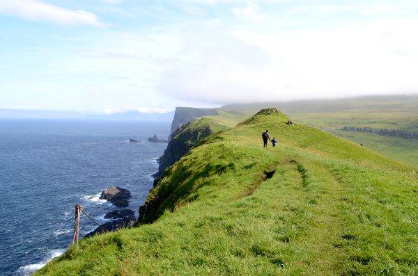 Fotos de Islas Feroe. Mykines, Vero, Teo y Oriol andando