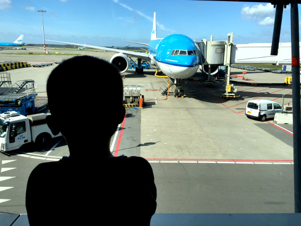 Fotos de Japon, Teo mirando el avión de KLM