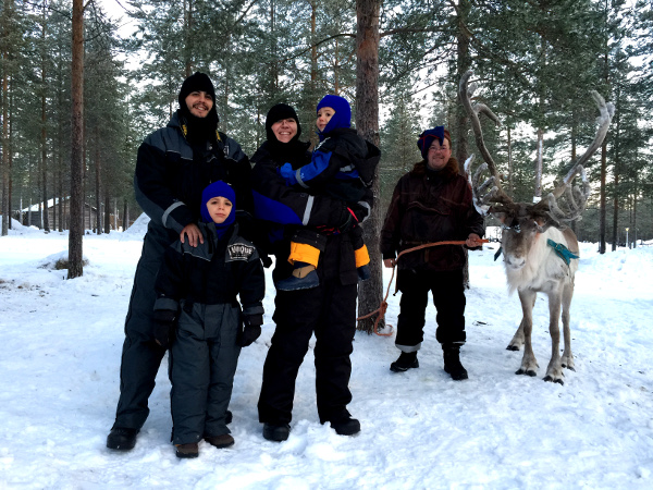 Fotos de Laponia Finlandesa, Pau, Vero, Teo y Oriol con un sami granjero de renos