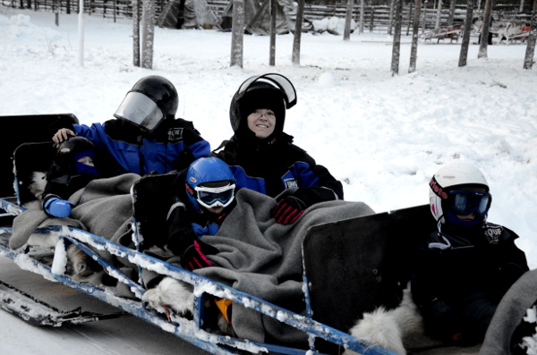 Fotos de Laponia Finlandesa, Vero, Teo y Oriol en el remolque de la moto de nieve