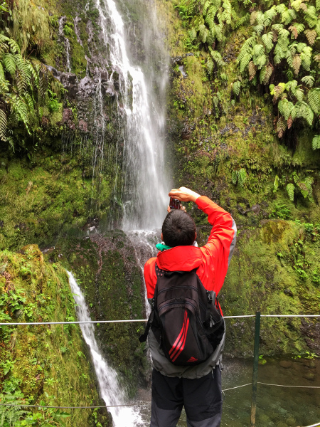 Fotos de Madeira, Pau fotografiando una cascada en el sendero do Caldeirao Verde