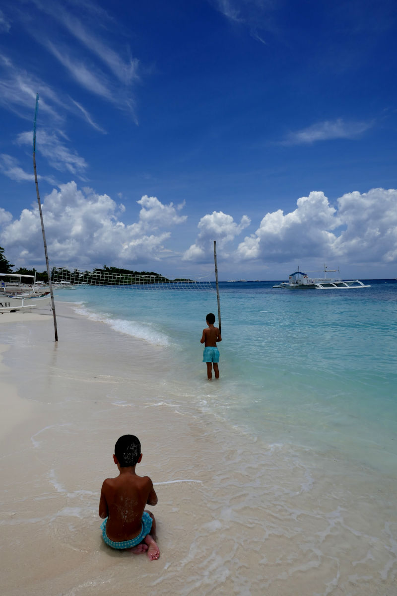 Fotos de Malapascua en Filipinas, Teo y Oriol en la playa jugando