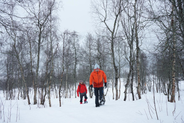 Fotos de Myrkdalen en Noruega, Pau y Luca con raquetas de nieve